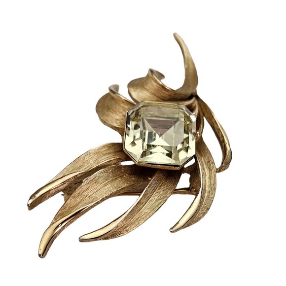 Trifari Crown Over T Gold Tone Jonquil Emerald Cut Rhinestone Brooch Signed L321 - Picture 2 of 7